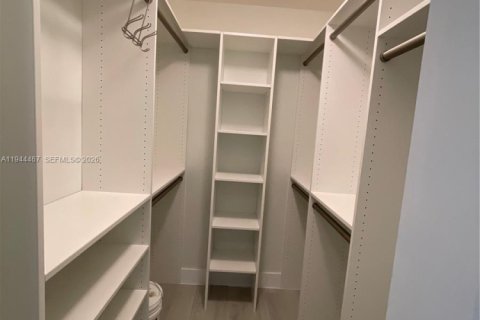 Condo in Pembroke Pines, Florida, 2 bedrooms  № 2001515 - photo 17