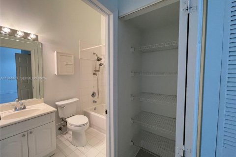 Condo in Pembroke Pines, Florida, 2 bedrooms  № 2001515 - photo 14