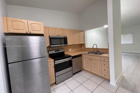 Condo in Pembroke Pines, Florida, 2 bedrooms  № 2001515 - photo 6