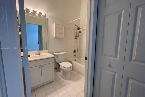 Condo in Pembroke Pines, Florida, 2 bedrooms  № 2001515 - photo 12