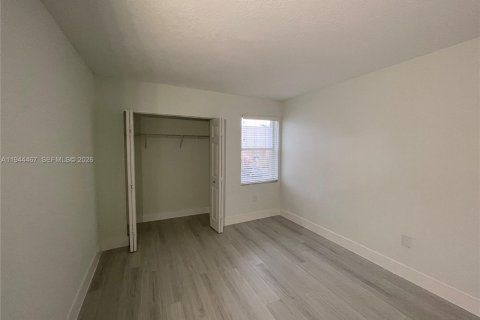 Condo in Pembroke Pines, Florida, 2 bedrooms  № 2001515 - photo 11