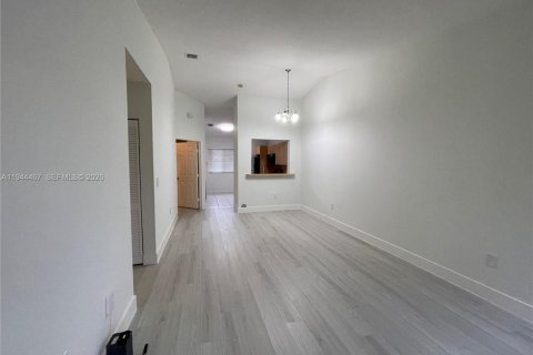 Condo in Pembroke Pines, Florida, 2 bedrooms  № 2001515 - photo 4