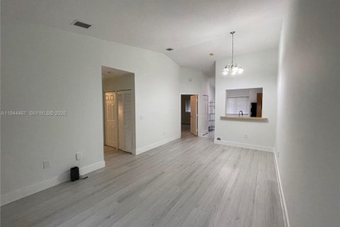 Condo in Pembroke Pines, Florida, 2 bedrooms  № 2001515 - photo 5