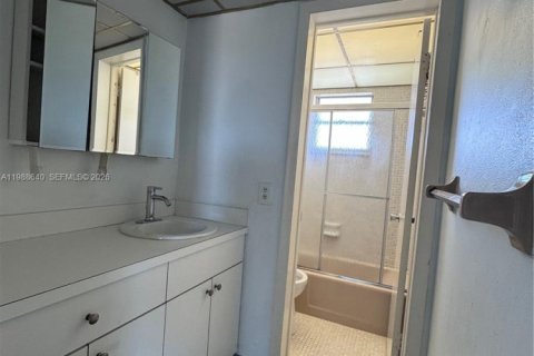Снять в аренду кондоминиум в Майами, Флорида 1 спальня, 62.43м2, № 2260827 - фото 17