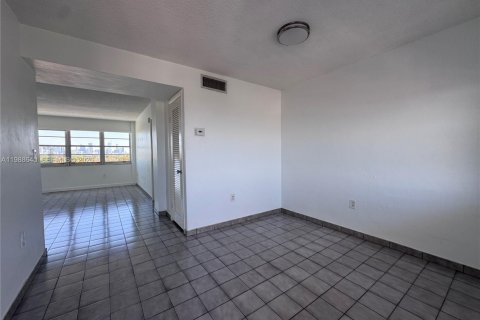 Снять в аренду кондоминиум в Майами, Флорида 1 спальня, 62.43м2, № 2260827 - фото 13