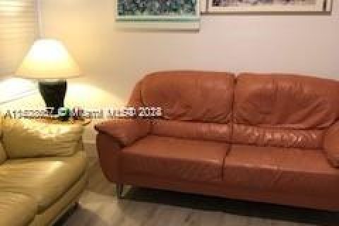House in Miami, Florida 5 bedrooms, 119.84 sq.m. № 1875232 - photo 7