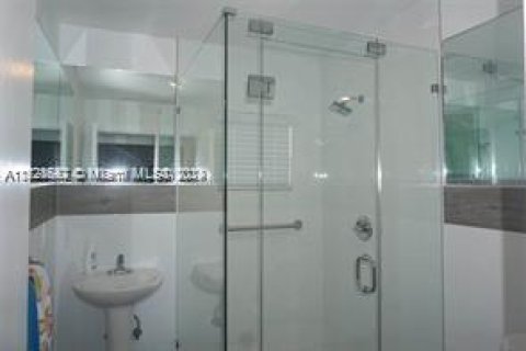 House in Miami, Florida 5 bedrooms, 119.84 sq.m. № 1875232 - photo 3