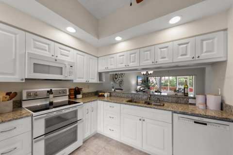 Condo in Seminole, Florida, 2 bedrooms № 2096183 - photo 10