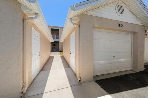 Condo in Seminole, Florida, 2 bedrooms № 2096183 - photo 2