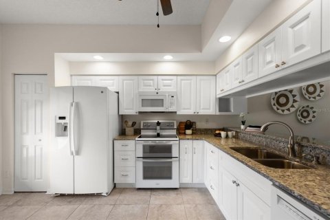 Condo in Seminole, Florida, 2 bedrooms № 2096183 - photo 9