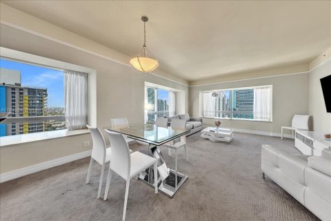 Condo in Miami, Florida, 2 bedrooms  № 1953466 - photo 2