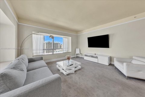 Condo in Miami, Florida, 2 bedrooms  № 1953466 - photo 1