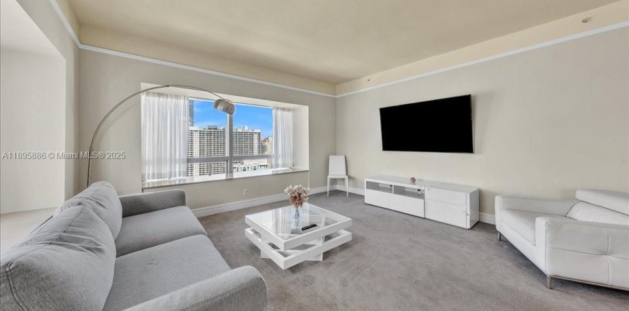 Condo in Miami, Florida, 2 bedrooms  № 1953466
