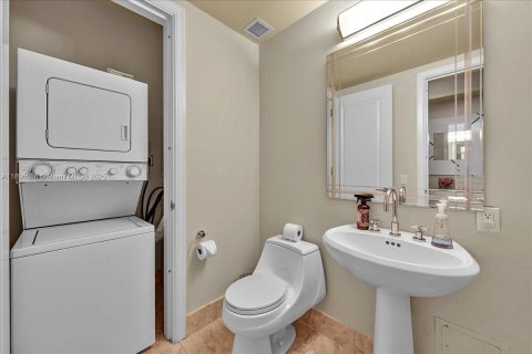 Condo in Miami, Florida, 2 bedrooms  № 1953466 - photo 12