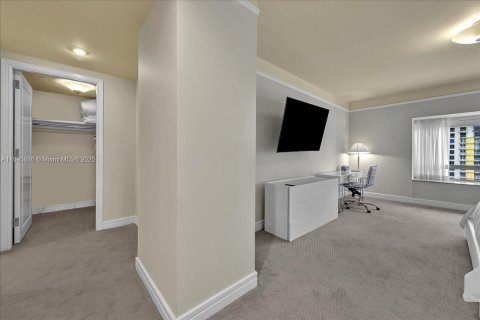 Condo in Miami, Florida, 2 bedrooms  № 1953466 - photo 13