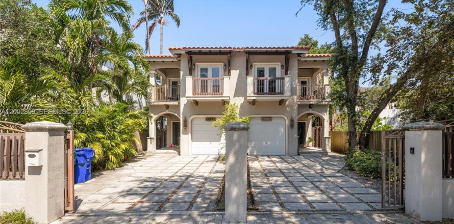 Townhouse in Miami, Florida 3 bedrooms, 205.13 sq.m. № 2066177