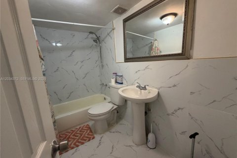 Townhouse in Miami Gardens, Florida 4 bedrooms, 136.57 sq.m. № 2087257 - photo 10