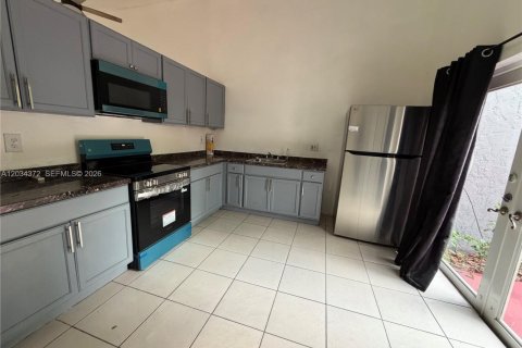 Townhouse in Miami Gardens, Florida 4 bedrooms, 136.57 sq.m. № 2087257 - photo 2