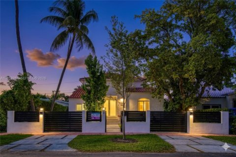 Villa ou maison à Miami Beach, Floride 5 chambres, 219.53 m2 № 2085417