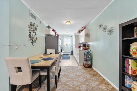 Copropriété à vendre à Miami Beach, Floride: 2 chambres, 96.62 m2 № 2047454 - photo 4