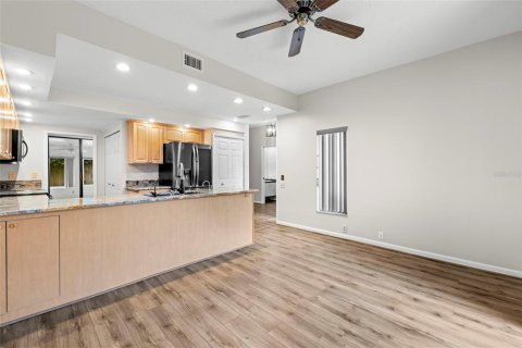 Condo in Palm Harbor, Florida, 3 bedrooms  № 1916296 - photo 17