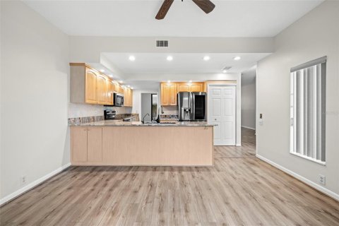 Condo in Palm Harbor, Florida, 3 bedrooms  № 1916296 - photo 13