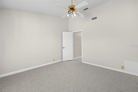 Condo in Palm Harbor, Florida, 3 bedrooms  № 1916296 - photo 27