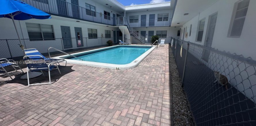 Кондоминиум с 1 спальней в Халландейл-Бич, Флорида № 1950876