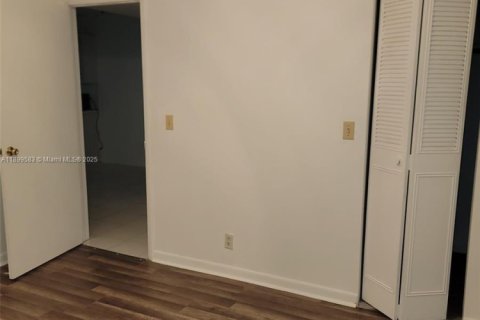 Снять в аренду кондоминиум в Халландейл-Бич, Флорида 1 спальня, 55.74м2, № 1950876 - фото 9