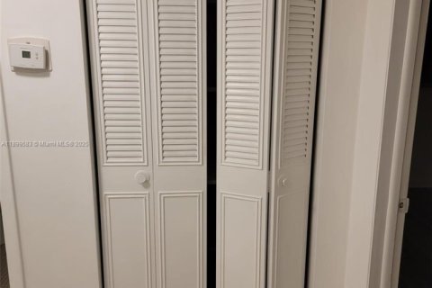 Снять в аренду кондоминиум в Халландейл-Бич, Флорида 1 спальня, 55.74м2, № 1950876 - фото 8