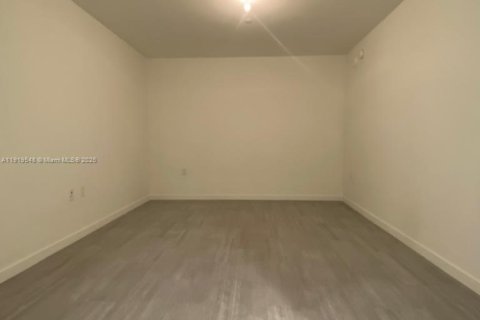Condo in Miami, Florida, 1 bedroom  № 2052742 - photo 13