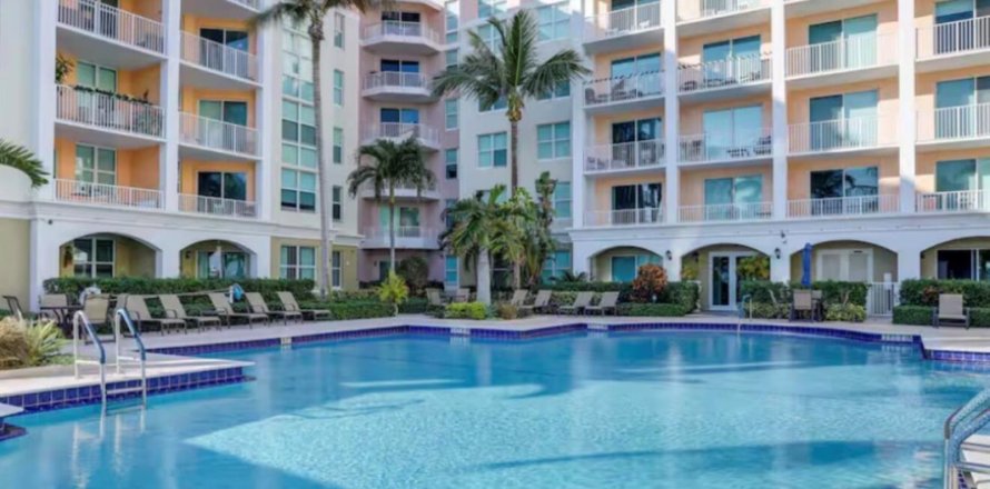 Condo in Lantana, Florida, 2 bedrooms № 2303556