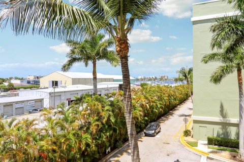 Condo in Lantana, Florida, 2 bedrooms № 2303556 - photo 18
