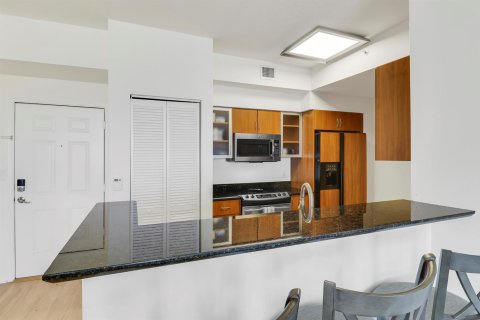 Condo in Lantana, Florida, 2 bedrooms № 2303556 - photo 10