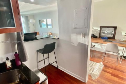 Condominio en venta en Miami Beach, Florida, 1 dormitorio, 79.15 m2 № 2032598 - foto 12