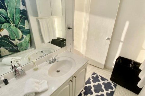 Condominio en venta en Miami Beach, Florida, 1 dormitorio, 79.15 m2 № 2032598 - foto 17