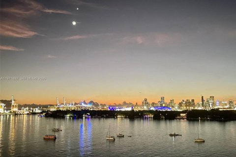 Condominio en venta en Miami Beach, Florida, 1 dormitorio, 79.15 m2 № 2032598 - foto 4
