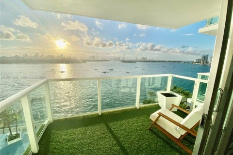 Condominio en Miami Beach, Florida, 1 dormitorio  № 2032598