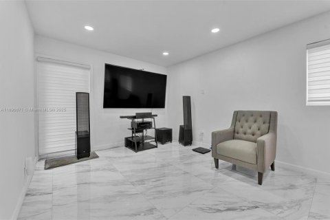 Купить виллу или дом в Майами, Флорида 3 спальни, 156.08м2, № 1943549 - фото 12