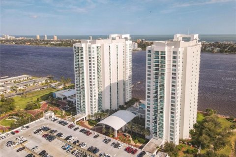 Condo in Daytona Beach, Florida, 3 bedrooms  № 2197348 - photo 2