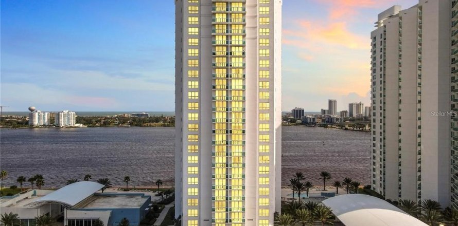 Condo in Daytona Beach, Florida, 3 bedrooms  № 2197348