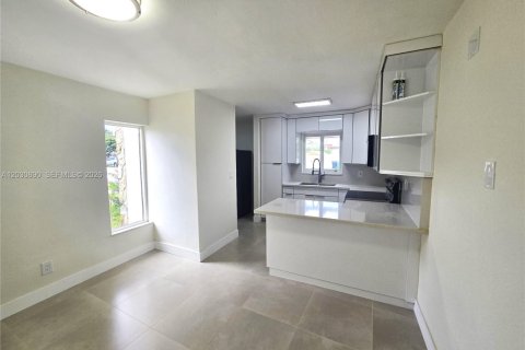 Снять в аренду виллу или дом в Майами, Флорида 2 спальни, 83.61м2, № 2085364 - фото 3