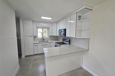 Снять в аренду виллу или дом в Майами, Флорида 2 спальни, 83.61м2, № 2085364 - фото 5