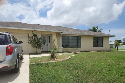 House in Port Charlotte, Florida 3 bedrooms, 140.38 sq.m. № 1838507 - photo 1