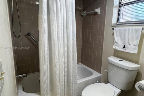 Condo in Sunrise, Florida, 1 bedroom № 2030658 - photo 13