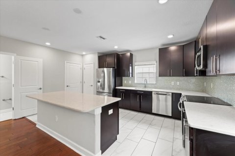 Adosado en venta en Tampa, Florida, 4 dormitorios, 206.8 m2 № 1851210 - foto 6