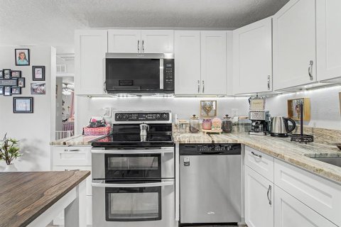 House in Spring Hill, Florida 3 bedrooms, 93.65 sq.m. № 2258424 - photo 4