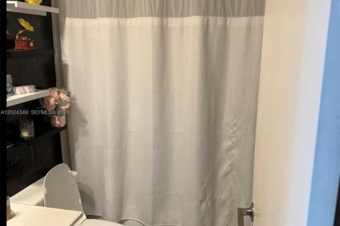 Apartment in Hialeah, Florida 1 bedroom, 52.95 sq.m. № 2078104 - photo 4