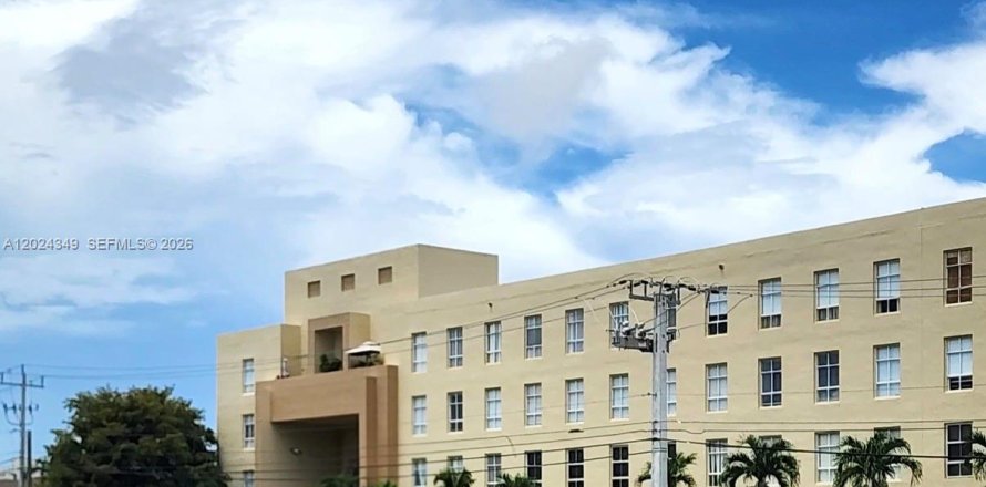 Apartment in Hialeah, Florida 1 bedroom, 52.95 sq.m. № 2078104