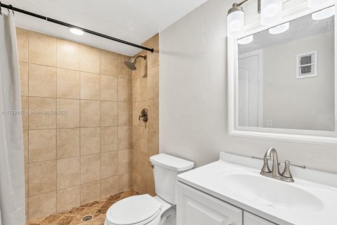 Condo in Miami, Florida, 1 bedroom  № 2043271 - photo 11